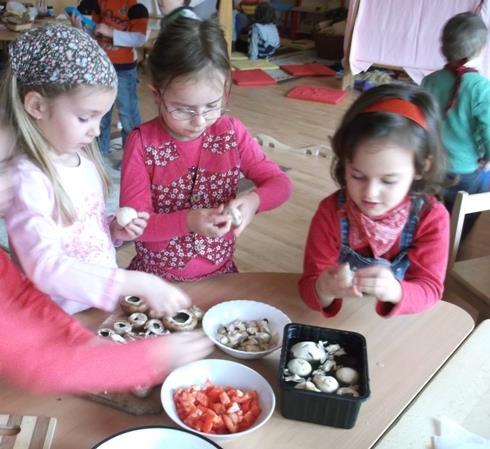 Sărbătorirea evenimentelor de peste an, în derularea celor patru anotimpuri, este doar un aspect al modalităţii armonizarii ritmurilor proprii ale copiilor cu cele ale naturii.