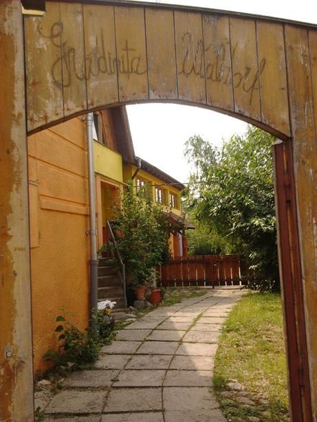Familia-grădiniţa, complementarităţi în dezvoltarea copilului preşcolar Pentru a fi complementare în dezvoltarea copilului preşcolar, familia şi gradiniţa trebuie să facă o punte solidă pe care