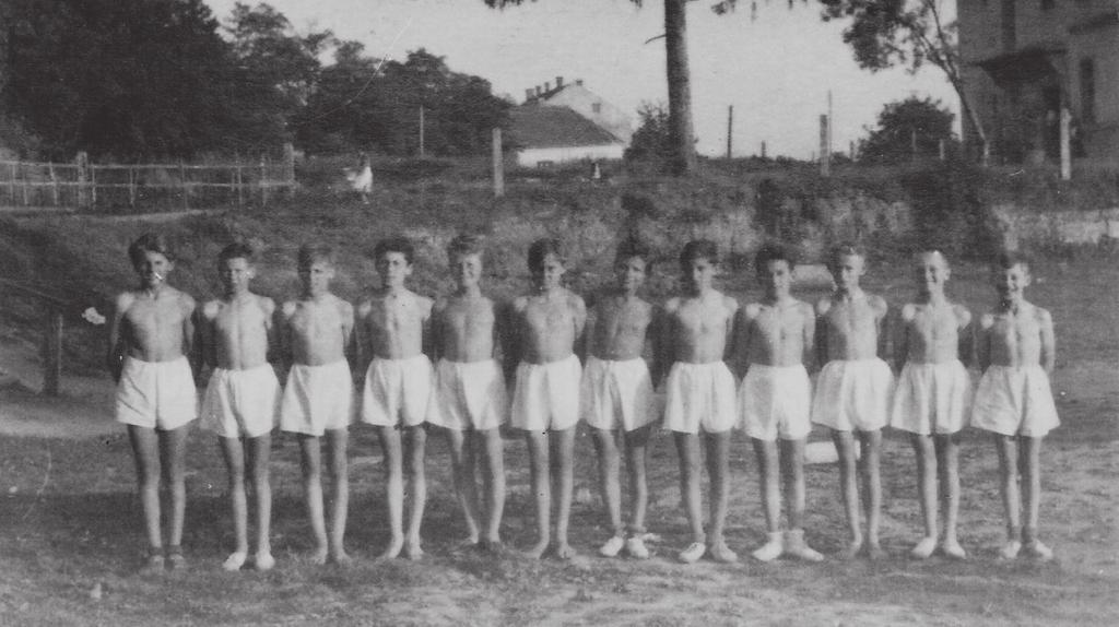 Mladi telovadci pred Titovim domom Prvi slovenski sokolski zlet je bil l. 1888 v Ljubljani, ob 25. obletnici ustanovitve Južnega Sokola.