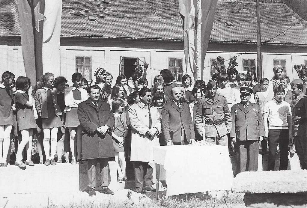 Titova štafeta Primorske in Koroške. S Koroške sta, preko državne meje, prinesli štafeto dve partizanki. Naslednji dan pa je štafeta nadaljevala pot proti Novemu mestu. Nad 40.