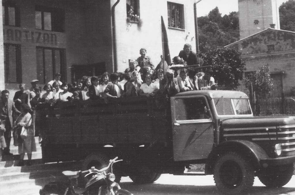 2.8 POKRAJINSKI IZLET V CELJE Od petka (29.5.1955) je bilo Celje kot mravljišče. Mladinci in mladinke, ki so prišli iz vseh krajev naše republike, so preplavili ulice Celja.