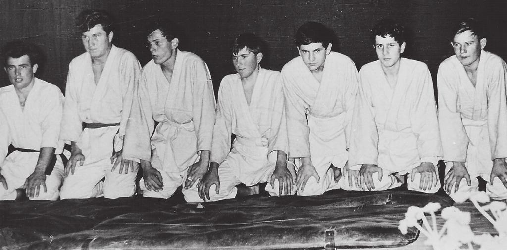 3.6 PRIČETEK JUDA V LENDAVI V okviru TVD Partizan Lendava so leta 1960 pričeli, v prostorih telovadnice, z vadbo juda. Glavni pobudnik tega borilnega športa v Lendavi je bil Ladislav Vučak.