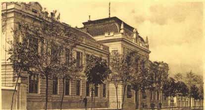 era un teren viran. Într-o bună zi, armata a ocupat acest teren, l-a înconjurat cu sârmă ghimpată şi a vrut să-şi ridice aici închisoarea militară.