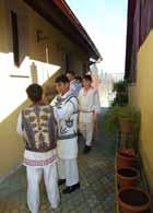 Sunetul inconfundabil al ciocănelului care loveşte lemnul are menirea de a ne trezi sufletele din amorţirea impusă uneori de vremurile în care trăim şi se ridică spre ceruri ca o rugăciune neîntinată.
