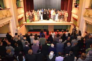 Sute de oameni au participat la Sfânta Liturghie solemnă, oficiată de către ÎPS Irineu, Mitropolitul Olteniei, înconjurat de un sobor de ierarhi ai Bisericii Ortodoxe Române, alături de un