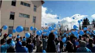 Înarmați cu saci de plastic și mănuși puse Solidaritate pentru copiii cu autism Dénes Ildikó E levii dumbrăviţeni şi-au arătat solidaritatea faţă de cauza copiilor cu autism prin activităţi variate,