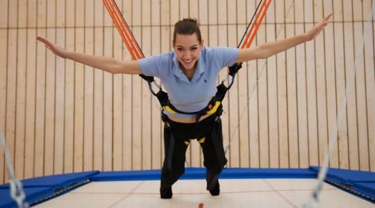Az emelvényt borító matracoknak az asztal végéig kell érniük. (www.trampolin.hu) (2. ábra).