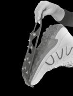 Sicherheitshinweise / Anziehen der Schuhspikes / Korrekte Benutzung Gehen Sie auch mit angelegten Spikes