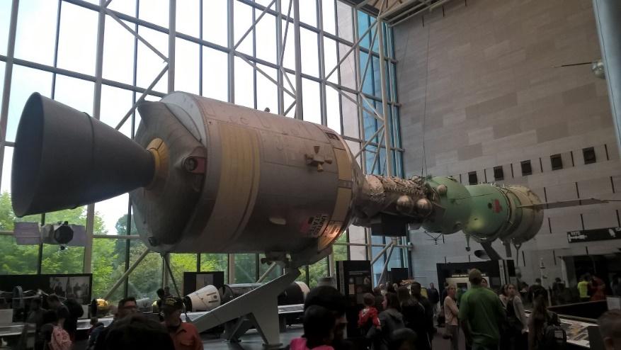 26. ábra: Apollo - Szojuz tesztrepülés makettje a Smithsonian múzeumban (Washington DC) Két probléma tárult a küldetést tervezők szemébe.