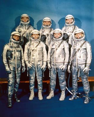 2. ÚT AZ APOLLO PROGRAMIG Jelen nagy fejezetben rövid összefoglalót kívánnak nyújtani, hogy milyen kihívások elött álltak a NASA szakemberei, és ezeket végül hogyan oldották meg. 2.