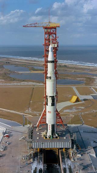 3.1 Gépek a Holdon Saturn V-ös rakéta A világ legnagyobb és legerősebb rakétáját [8] fejlesztette ki Werhner von Braun és tervezőcsapata.