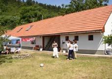 În unele şcoli funcţionează asociaţii care organizează programe turistice pentru tineret şi dispun de infrastructura şi imobilele unde pot fi aceste programe derulate.