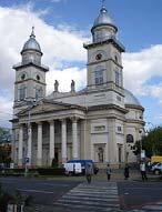 perioada monarhiei, nu de mult a fost renovată) Cimitirul de lângă căile ferate (multe personalităţi importante în viaţa oraşului au fost înmormântate aici) Cimitirul romano-catolic de lângă pod,