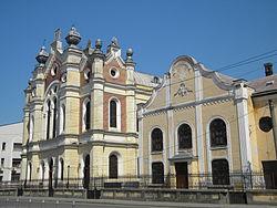 1918) Palatul Vécsey (Piaţa Libertăţii) Biserica Calvaria (Str. Mihail Eminescu) Liceul Mihai Eminescu (Str. Mihalil Eminescu Str. Micu Klein) Sinagoga Mare (Str. Decebal) Cimitirul Evreiesc (Str.