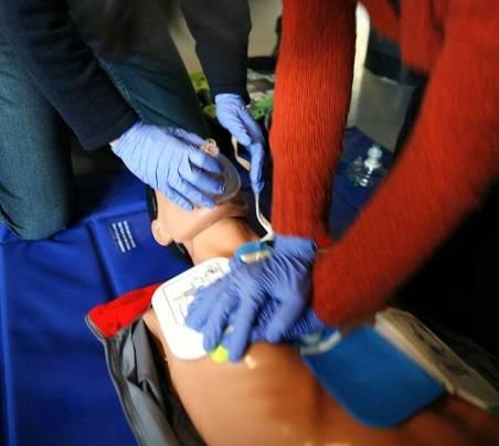 hátra. - Intubálás, ha szükséges - Leszívni a légutakat a tubuson át, ha szükséges A beteg Trendelenburg helyzetben legyen.