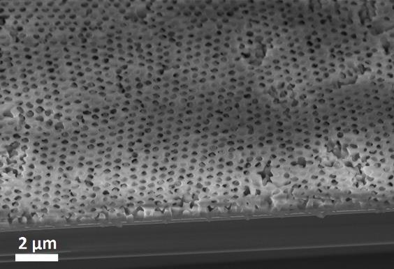 5.2.3 REZISZTVASTAGSÁG, EXPOZÍCIÓS ÉS ELŐHÍVÁSI IDŐ HATÁSA Az NSPL technológia korlátjának 400 nm-es rácstávolságot határoztam meg a 200 nm vastag fotolakk és 405 nm megvilágító hullámhossz