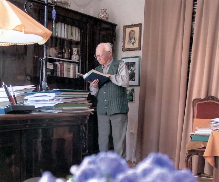Priszter Szaniszló, a Magyarország kultúrflórája sorozat főszerkesztője 7. ábra. Priszter Szaniszló, otthonában (Priszter Andrea felvétele, 2009). Fig. 7. Szaniszló Priszter at home (photo by Andrea Priszter, 2009).