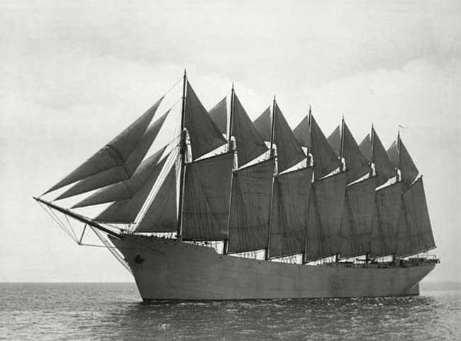 Schooner (Szkúner) A szkúner (sóner) a XVI. században Hollandiában kialakított, legalább két árbóccal rendelkező vitorláshajó-típus. Mint kereskedelmi hajó a XIX. században élte a fénykorát.