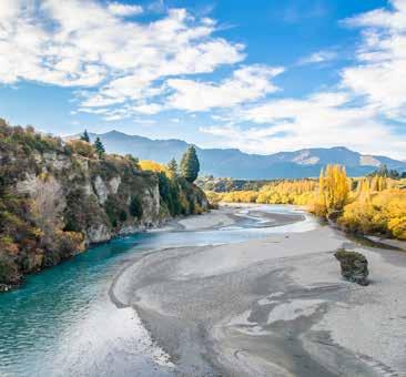 Délután utazás a Haast-hágón keresztül a Mount Aspiring Nemzeti Park területére. Megálló a Wanaka-tónál, kora estére érkezés Queenstownba. Szállás Queenstownban. 12.