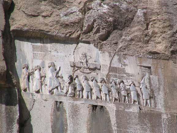 Megfejtői Az Akhaimenida-királyok által Perszepoliszban és Biszutúnban felvésetett háromnyelvű feliratok tették lehetővé az első