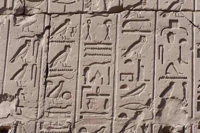 Egyiptom A hieroglif írás a köztudatban élő elképzeléssel ellentétben nem képírás, hanem ideogrammákkal és determinatívumokkal teli szótag- és betűírás.