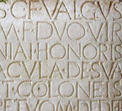 Latin írás A rómaiak írása kezdetben merev és szögletes volt, mai értelemben csupa nagybetűből, verzál karakterekből állt.