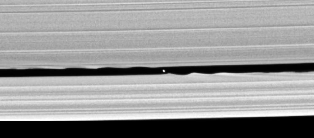 Magyar Tudomány 2006/8 4. ábra A Szaturnusz gyûrûjében hullámokat keltõ holdacska (NASA JPL felvétele) 5.
