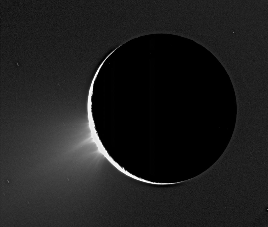 Erdõs Géza A Szaturnusz és környezete mutat az Enceladusnál, a kiáramló anyag a hold átmérõjével összemérhetõ magasságig követhetõ a felvételen.