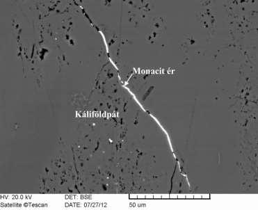 Ezek mellett bizonyítékot találtunk a pásztázó elektronmikroszkópos vizsgálatokkal arra, hogy a radioaktív elemeket hordozó ásványok egy része másodlagosan, azaz az adott kőzet kialakulása után