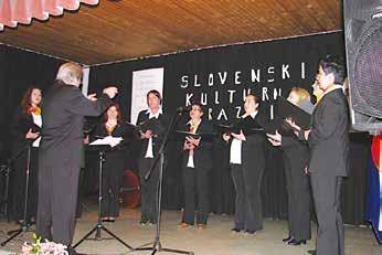 Dvorana vaško kulturnega doma v Motvarjevcih je bila že napolnjena do zadnjega kotička, ko se je zaslišala Prešernova Zdravljica, slovenska nacionalna himna.
