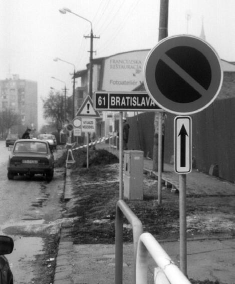 Na nepriaznivý stav upozornil na zasadnutí Mestského zastupiteľstva v Senci poslanec tohto volebného obvodu Rezső Duray (SMK): Tento stav trvá odvtedy, čo nanosili hlinu na zatrávnenie ihriska a pred