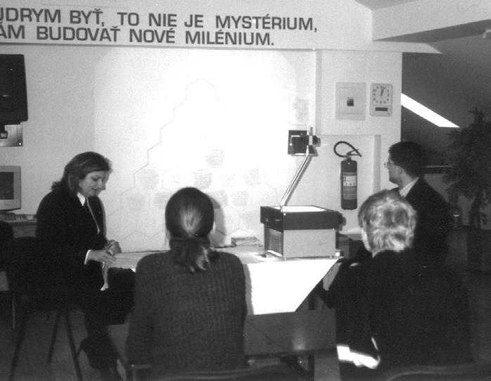 SENČAN č. 1/2003 9 Študenti spoločnými silami vyhrali dar pre školu Dvaja súťažiaci, jedna pyramída, množstvo otázok scéna, ktorú diváci Českej televízie poznajú z relácie A-Z kvíz.