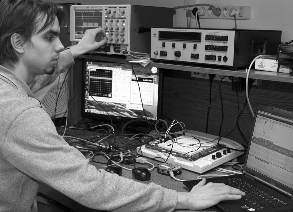 HÍRADÁSTECHNIKA telek mellett is azon vagyunk, hogy a legkorszerûbb ismereteket adjuk át hallgatóinknak, folyamatosan fejlesszük oktatásunkat és megôrizzük a gyakorlati képzésünk minôségét. 2.