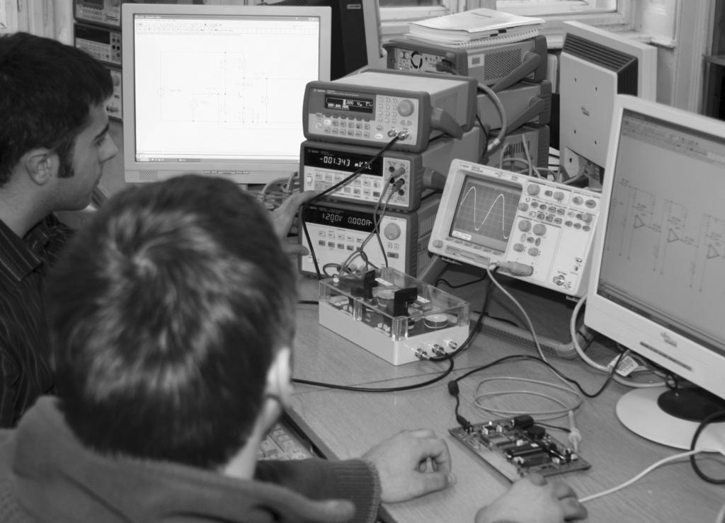 valóságos berendezéseken, eszközökön a gyakorlatban is alkalmazott mérômûszerekkel dolgoznak. Mintegy 15 tantárgyhoz tartozik laboratóriumi foglalkozás.