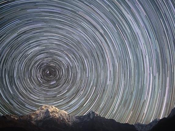 A csillagok látszólagos mozgása A Föld kb.