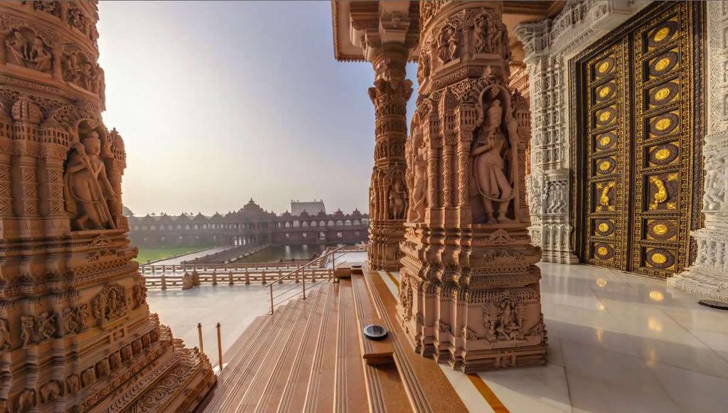 A következő nap reggeli után útra kelünk Vrindavan felé, de útközben még Delhiben megtekintünk egy templomot (a pontos név legyen meglepetés ), mely a világ legnagyobb hindu