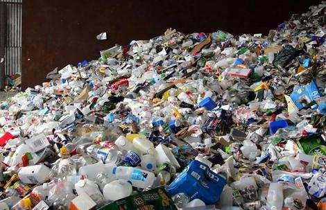CSOMAGOLÁSI HULLADÉK Az Európai Uniós és a nemzeti jogszabályok kapcsolati rendszere a CSOMAGOLÁSI hulladék területén Csomagolás Európai Uniós jogszabályok Nemzeti jogszabályok IRÁNYELV a
