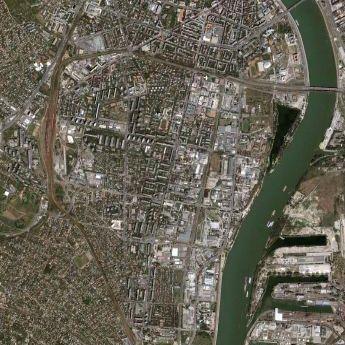 5 km Probability 10 0 10-2 R 001 Probability 10 0 10-2 10-4