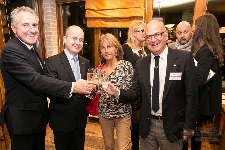 hozzájárulni. Egy nosztalgiázós, olasz és magyar zászlókkal diszített bejárathoz helyeztetett Trabant üdvözölte a vendégeket érkezésükkor.