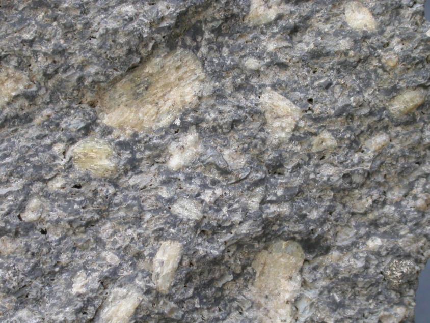 A kiömlési magmás kőzetek plagioklászai gyakran zónásak, a kristályok belseje anortitban, míg szegélye albitban gazdag.