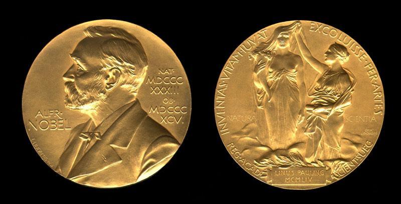 A mai előadásban igen sok fizikai Nobel díjas tudós nevét fogom még említeni. Ismerkedjenek meg hát a kitüntető medállal is. Hátha esetleg maguk is szóba jönnek majd egyszer Felirata: INVENTAS. VITAM.