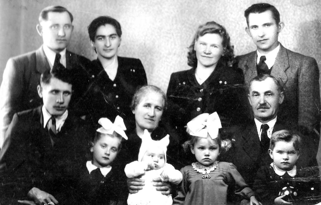 Terézia unokáival 1946-ban Gábeli József és Tix