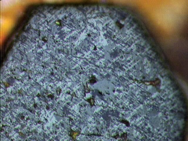 (1N) 125 µm Ilmenit (I) lemezes szételegyedése a magnetit (M) oktaéder síkjai