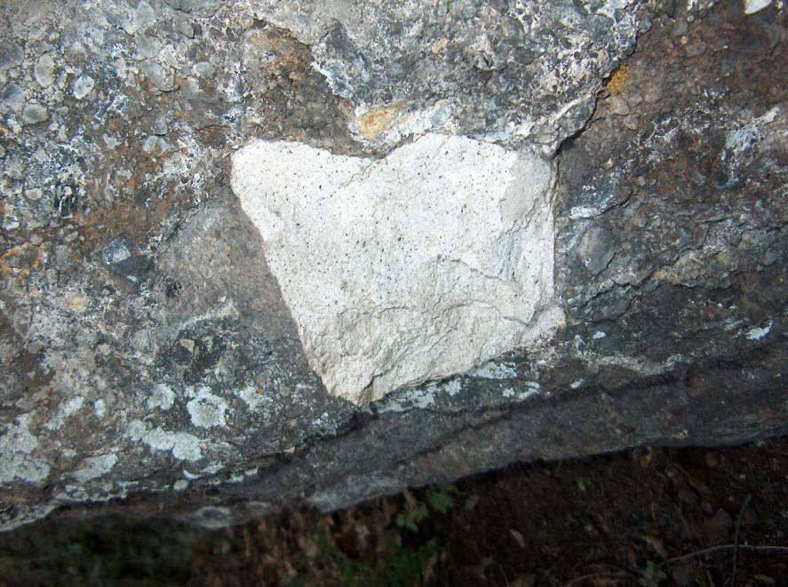 935-36). 8. ábra: A Kiskő DK-i oldalán található riolittufa-táró (FOTO: Prakfalvi P. 2005).