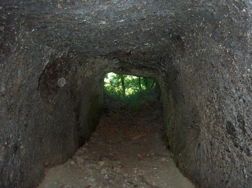 23 20. ábra: A Kiskő D-i oldalában található táró, ami lapillis bazalttufában halad (FOTO: Prakfalvi P. 2005). A felépítmény tetején ott volt a kráter és alatta kürtőcsatorna.