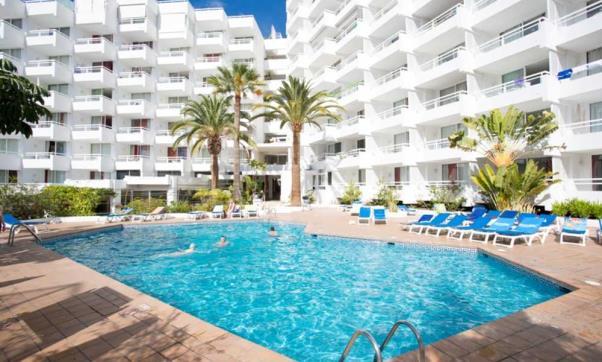 A szabadtéri medencével, egész évben működő, szabadtéri medencével, valamint gyerekmedencével is rendelkező Ponderosa Apart Hotel szálláshelye Tenerifén, Playa de las