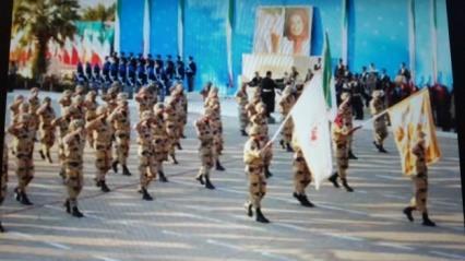 بدین منظورلباسهای دسته دو م سبزوخاکی مناسب را بارنگ پالستیک بصورت پلنگی درشکل ها ی