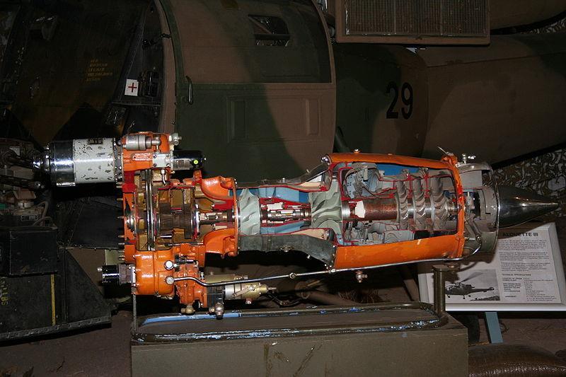 7. ábra Turbomeca Artouste, az első helikopterben alkalmazott tengelyes gázturbina [5] A hajtómű 210 kw tengelyteljesítményre volt képes és számos helikopterbe került beépítésre, úgymint Aérospatiale