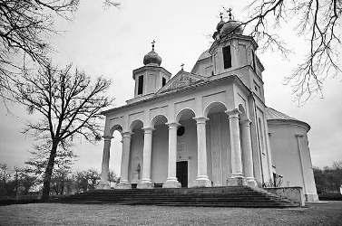 FAMILIA ROMÂNÃ FILE DE ISTORIE 35 Biserica votivã din ªiºeºti, bisericã închinatã,,sfintei Uniri a tuturor Românilor Gavril BABICIU Satul ªiºeºti, din comuna cu acelaºi nume, este situat la poalele