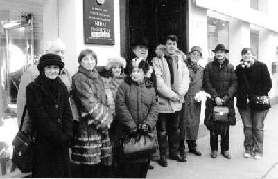 FAMILIA ROMÂNÃ ROMÂNI ÎN LUME 97 împietrit prea devreme, lãsând rãni prea adânci, doar faþa-i netedã, frumoasã în spiritualitatea ei, catã spre cer.